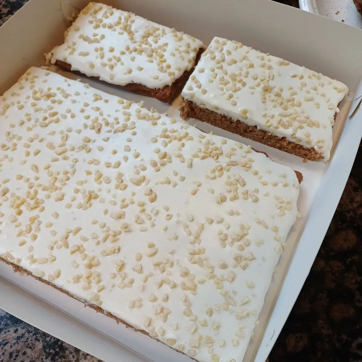 Kuorrutettuja leivosleikkeitä pähkinärouheella