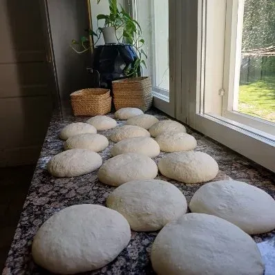 Kohotettuja leipätaikinoita ikkunan äärellä